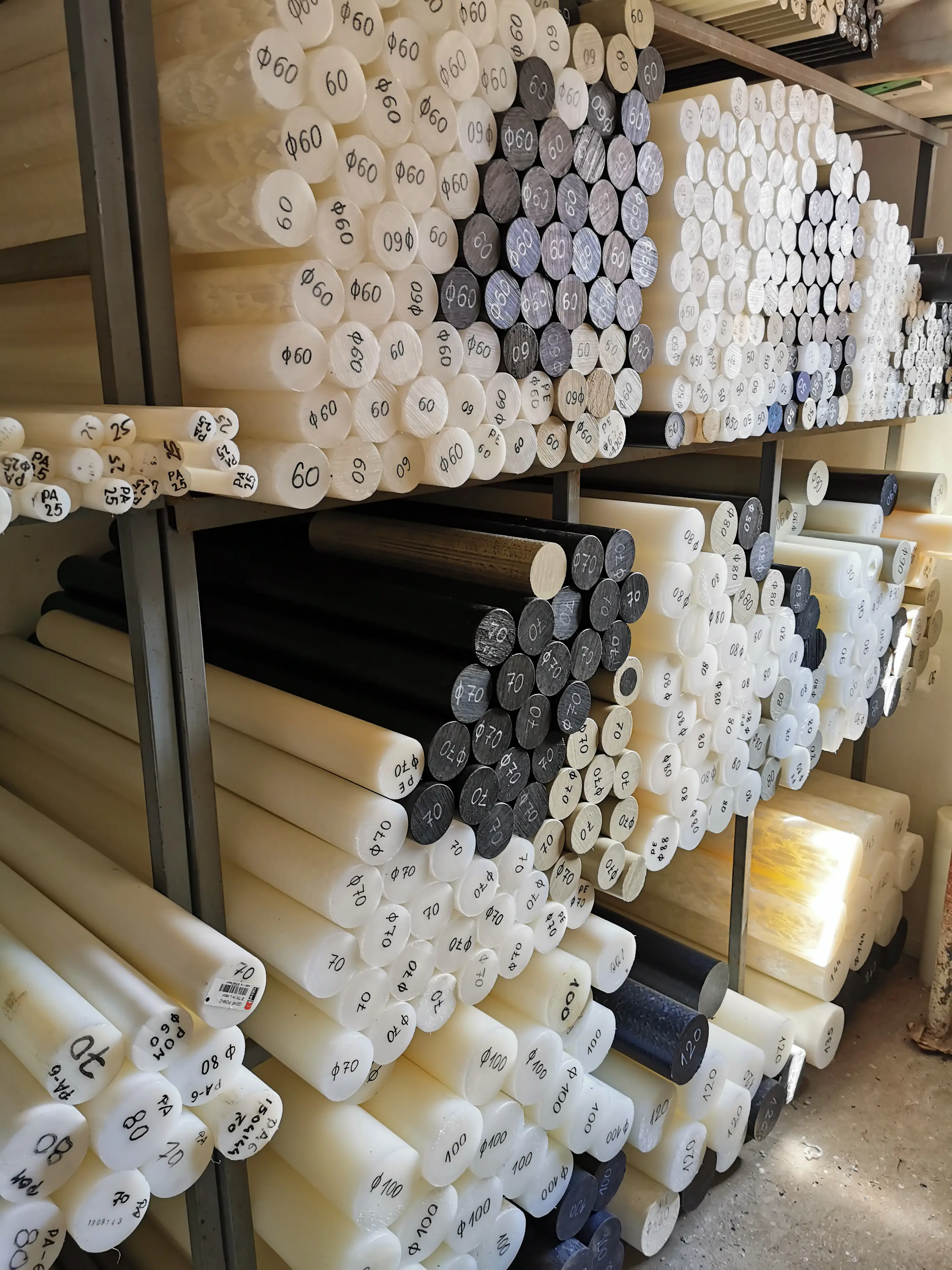 Pune šipke od tehničke plastike u različitim dimenzijama